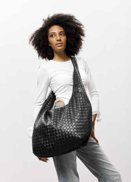 Велика плетена жіноча сумка-хобо Sambag HOBO WEAVE для ноутбука 15" з екошкіри Чорна - Фото 8 Велика плетена жіноча сумка-хобо Sambag HOBO WEAVE для ноутбука 15" з екошкіри Чорна - зображення 8