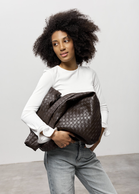 Велика жіноча плетена сумка-хобо Sambag HOBO WEAVE для ноутбука 15" з екошкіри Шоколадна - Фото 3 Велика жіноча плетена сумка-хобо Sambag HOBO WEAVE для ноутбука 15" з екошкіри Шоколадна - зображення 3