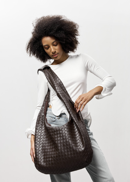 Велика жіноча плетена сумка-хобо Sambag HOBO WEAVE для ноутбука 15" з екошкіри Шоколадна - Фото 8 Велика жіноча плетена сумка-хобо Sambag HOBO WEAVE для ноутбука 15" з екошкіри Шоколадна - зображення 8