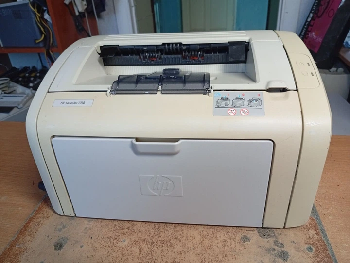 Принтер Б-класс HP LaserJet 1018 / Лазерная монохромная печать / 600x600 dpi / A4 / 12 стр / мин / USB 2.0 б/у - Фото 3 Принтер Б-класс HP LaserJet 1018 / Лазерная монохромная печать / 600x600 dpi / A4 / 12 стр / мин / USB 2.0 б/у - изображение 3