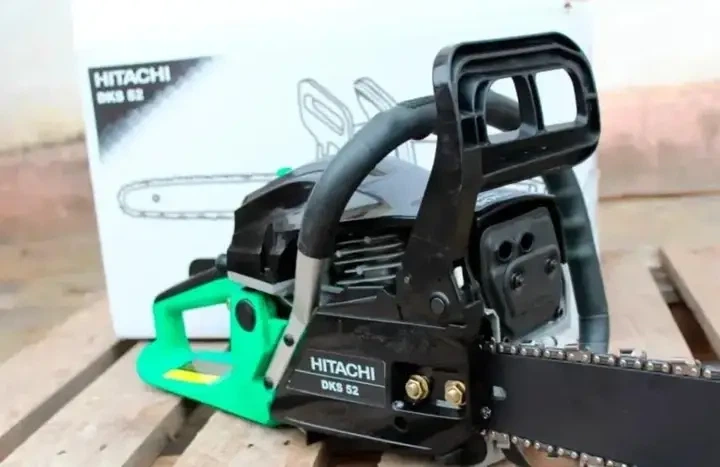 Бензопила HITACHI DKS 52 бензинова 5,2 кВт ланцюгова пила 7,1 к с шина 45 см мотопила 52 см3 двотактна 10500 об хв ланцюг 0,325 швидкість 11 м с для валки дерев дров саду будівництва - зображення 8