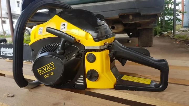 Бензопила DEWALT DC 52 бензиновая 4,5 кВт цепная пила 6,2 л с шина 45 см мотопила 52 см3 двухтактная 11000 об мин цепь 0,325 скорость 15 м с для дров древесины сада обрезки деревьев - изображение 3