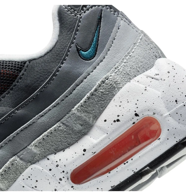 Кроссовки подростковые Nike Air Max 95 Recraft 37.5 Чорно-сірий CJ3906-008 - Фото 4 Кроссовки подростковые Nike Air Max 95 Recraft 37.5 Чорно-сірий CJ3906-008 - изображение 4