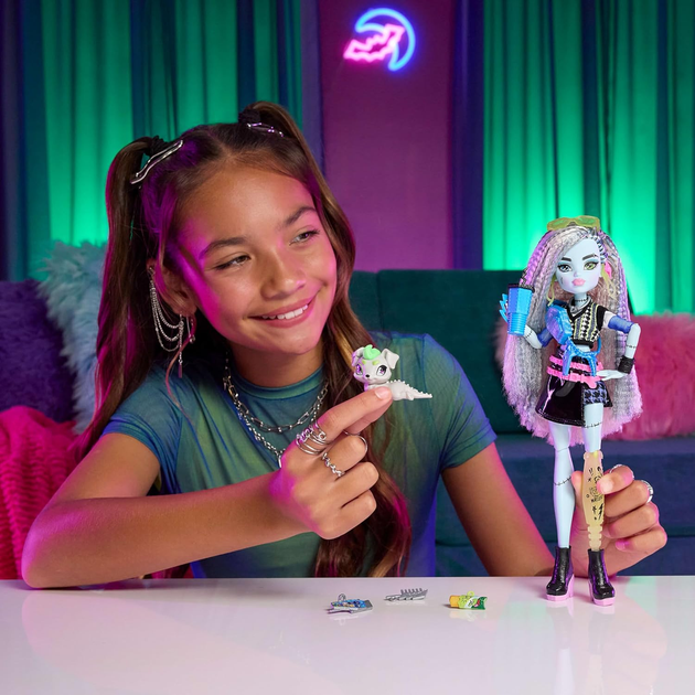 Кукла Monster High Фрэнки Штейн в джинсовой куртке и шортах Monster High Frankie Stein JHK31 - изображение 5