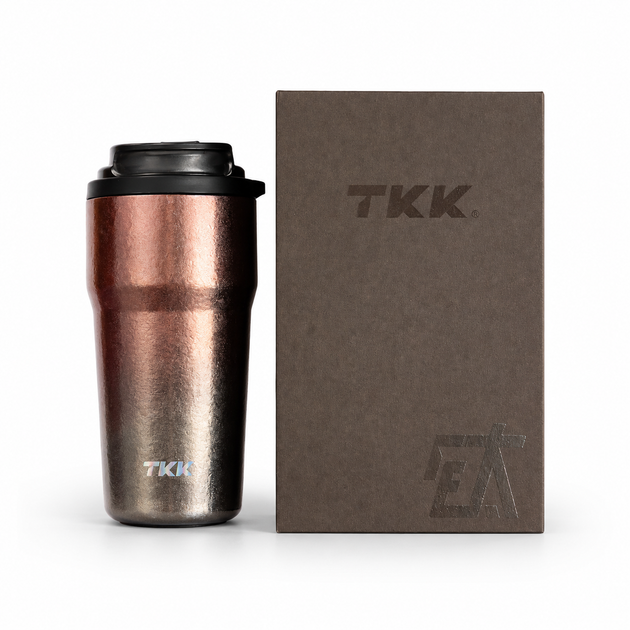 Термокружка TKK Titanium 630 мл – титановый термос для кофе и чая, герметичная крышка, двойной способ питья, розовый металлик - Фото 6 Термокружка TKK Titanium 630 мл – титановый термос для кофе и чая, герметичная крышка, двойной способ питья, розовый металлик - изображение 6