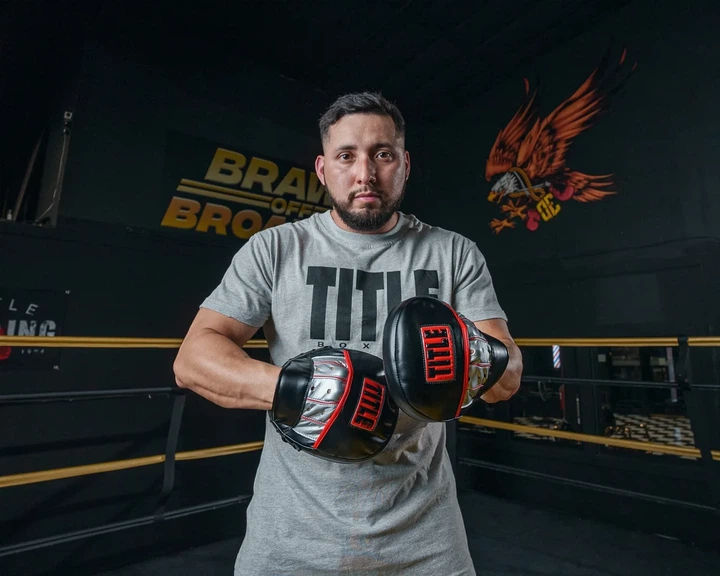 Лапы боксерские TITLE Boxing Valiant Punch Mitts для работы с тренером черно-серебристые - изображение 5