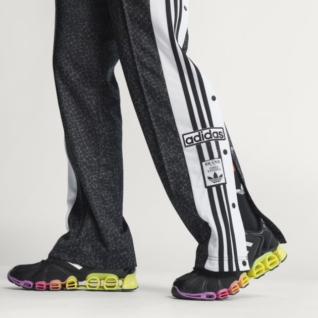 Брюки жіночі ADIDAS AOP ADI-BREAK PANTS KD2830 s, чорний/білий - Фото 7 Брюки жіночі ADIDAS AOP ADI-BREAK PANTS KD2830 s, чорний/білий - зображення 7