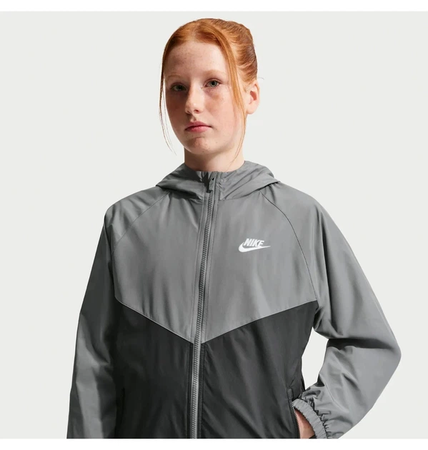 Вітровка дитяча Nike Sportswear Grey L зріст 152 см Сірий IF2821-084 - Фото 2 Вітровка дитяча Nike Sportswear Grey L зріст 152 см Сірий IF2821-084 - зображення 2