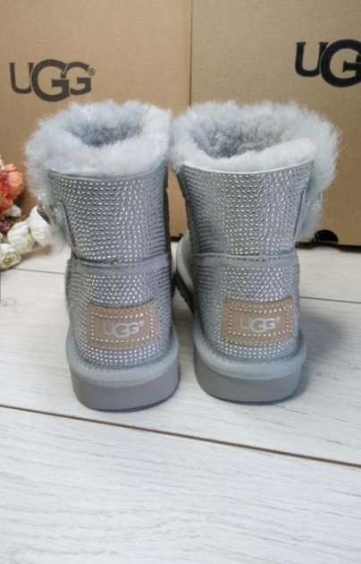 Жіночі уггі Міні Замш сріблі з Гудзиком UGG Bailey Button II Mini Bling Silver (39, сріблястий) - Фото 4 Жіночі уггі Міні Замш сріблі з Гудзиком UGG Bailey Button II Mini Bling Silver (39, сріблястий) - изображение 4