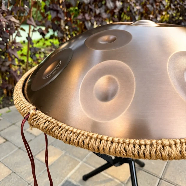 Золотий хендпан (ханг) 56 см D Minor 9+1 (10 нот) - Фото 3 Золотий хендпан (ханг) 56 см D Minor 9+1 (10 нот) - изображение 3