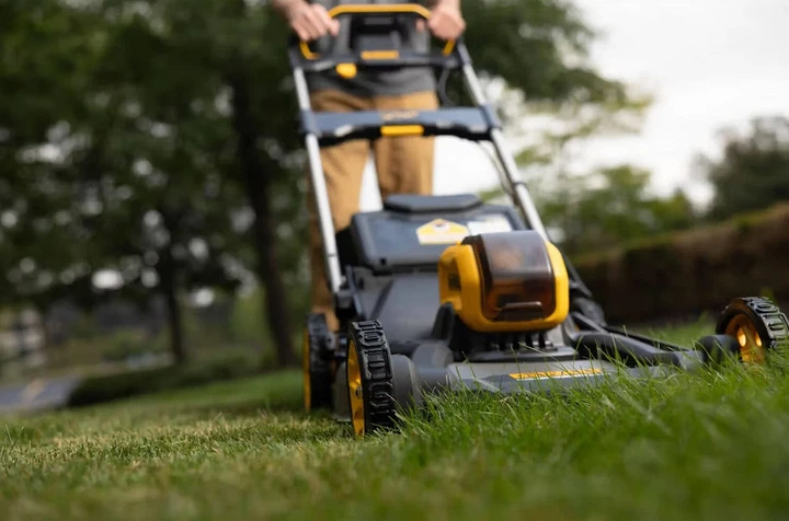 Газонокосарка акумуляторна DeWalt DCMWP500N 54В 53 см 67 л чорна з жовтим - зображення 3