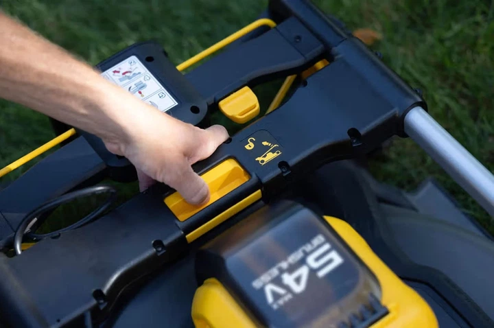 Газонокосарка акумуляторна DeWalt DCMWP500N 54В 53 см 67 л чорна з жовтим - зображення 5