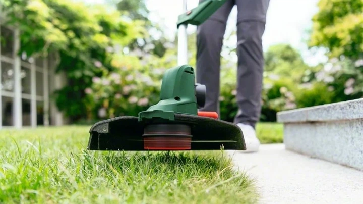 Аккумуляторный садовый триммер Bosch UniversalGrassCut 18V-260, 1х25А·час, 26 см, вес 23 кг - изображение 9