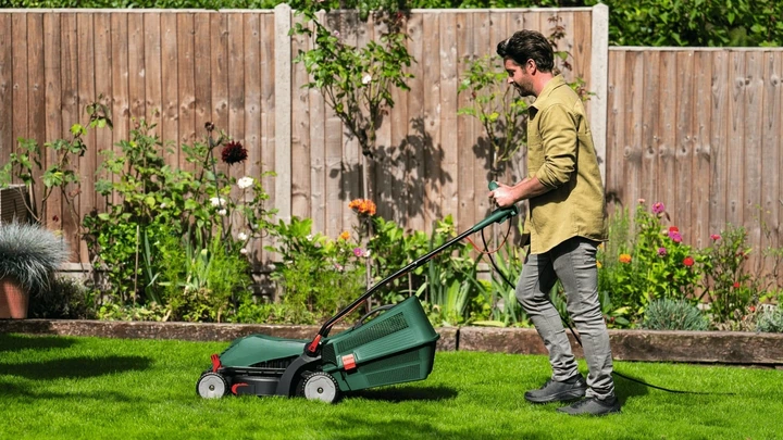 Электрическая газонокосилка Bosch UniversalRotak 34-405, мощность 1300 Вт, ширина скашивания 34 см, объем травосборника 40 л, высота скашивания 27-50 мм, вес 11 кг. - изображение 5