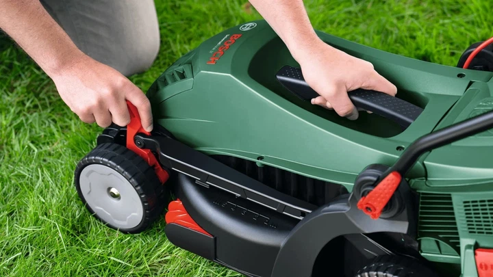 Електрична газонокосарка Bosch UniversalRotak 37-555, 1400 Вт, ширина скошування 37 см, об'єм травозбірника 40 л, регулювання висо - зображення 6