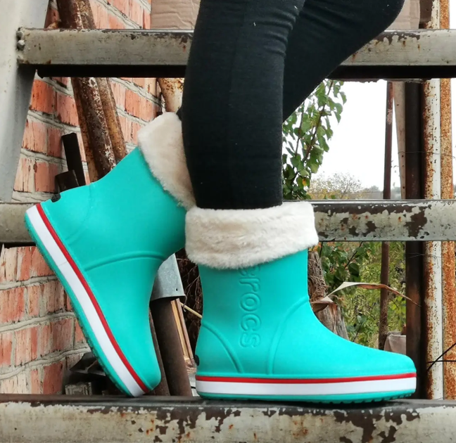 Женские теплые зимние резиновые полусапожки CROCS 38р (24 см) Бирюзовые - Фото 4 Женские теплые зимние резиновые полусапожки CROCS 38р (24 см) Бирюзовые - изображение 4