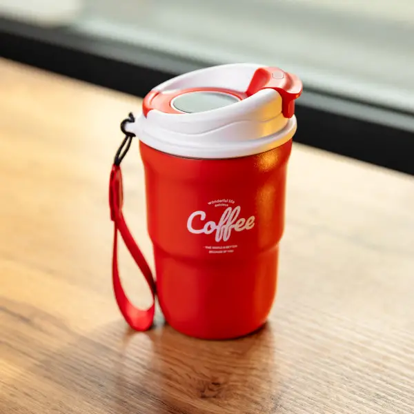 Термочашка "Coffee" 400 мл з ремінцем та відкидною кришкою-клапаном, червоний(HP-GM-18)(PR) - Фото 2 Термочашка "Coffee" 400 мл з ремінцем та відкидною кришкою-клапаном, червоний(HP-GM-18)(PR) - изображение 2