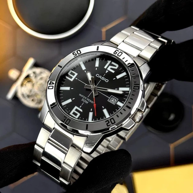 Чоловічий годинник Casio MTP-VD01D-1B з мінеральним склом, чорним циферблатом і сріблястим браслетом - зображення 2