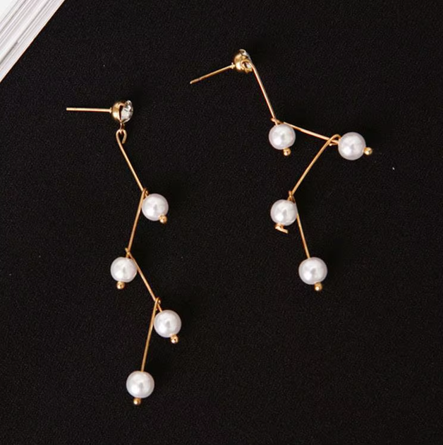 Серьги косточки в виде виноградной кисти веточки с белыми кристаллами камнями длинные - Фото 1 Серьги косточки в виде виноградной кисти веточки с белыми кристаллами камнями длинные - изображение 1