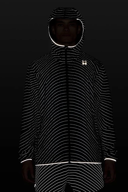 Чоловіча чорна вітровка у смужку UA Halo Run ReflectiveJacket-GRY Under Armour L 6012322-016 - Фото 4 Чоловіча чорна вітровка у смужку UA Halo Run ReflectiveJacket-GRY Under Armour L 6012322-016 - изображение 4