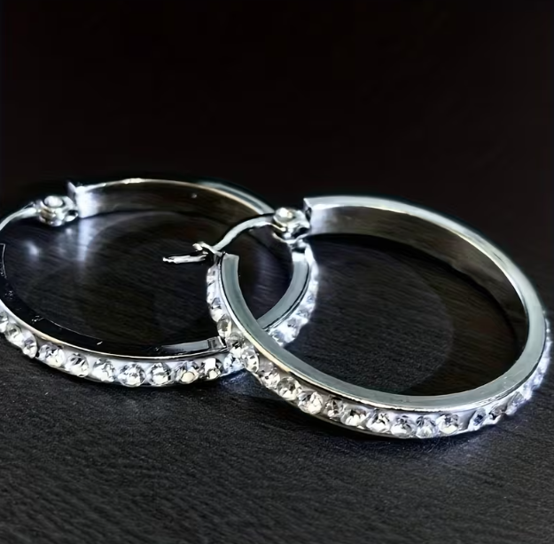 Сережки кільця Circle Huggie з нержавіючої сталі - Фото 4 Сережки кільця Circle Huggie з нержавіючої сталі - зображення 4
