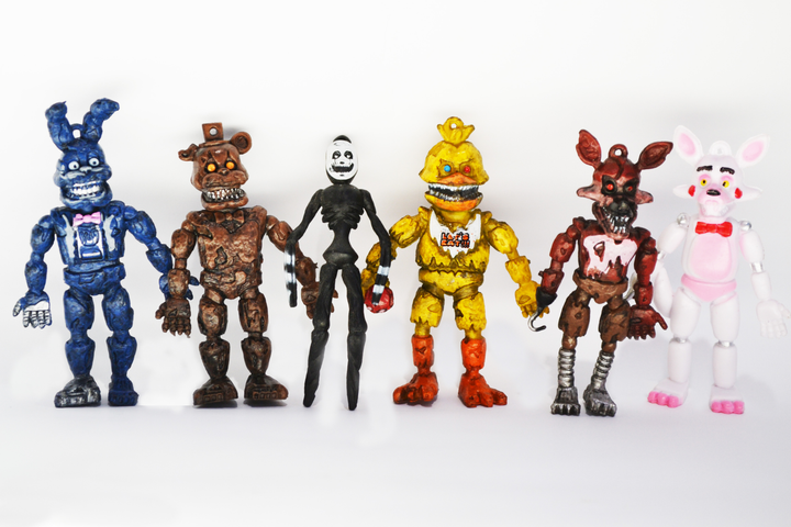 Fnaf игрушки на столе