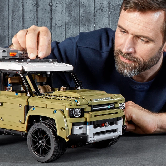 Zestaw klocków LEGO TECHNIC Land Rover Defender 2573 elementy (42110) - obraz 4
