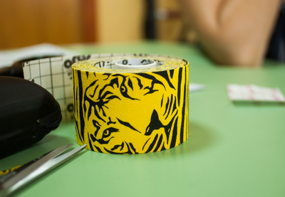 Кинезиологический тейп ARES AMAZON TAPE 5м, жовтий тигр
