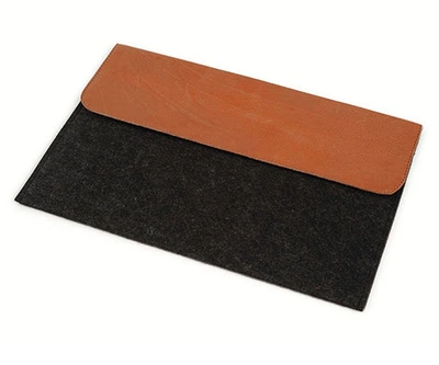 Войлочный чехол-конверт для планшета FeltFabricDesign М65 22×27 см — черный с кожзамом, защита от царапин (0258-34)