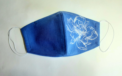Маска многоразовая из льна с фиксатором и кармашком для фильтра, с вышивкой голубая M - женская