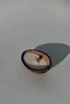 Ароматическая свеча Tvoj svet соевая ручной работы в скорлупе кокоса с добавлением натуральных эфирных масел Кедровое дерево 