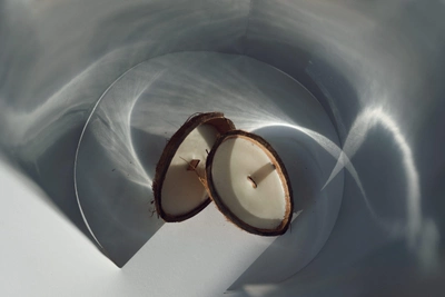 Ароматическая свеча Tvoj svet соевая ручной работы в скорлупе кокоса с добавлением натуральных эфирных масел Лемонграсс 