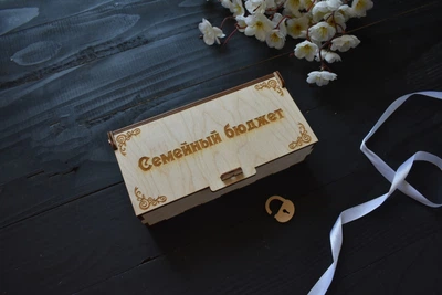 Шкатулка казна "Семейный бюджет" из фанеры с гравировкой под заказ (ШК0007)