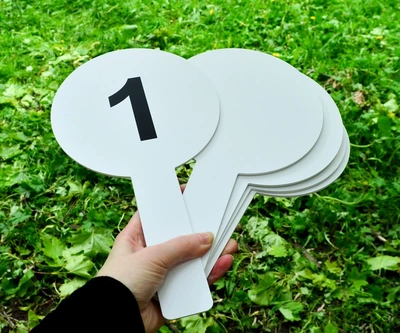 Табличка з ручкою для журі БРТ Номерок для оцінки виступів 29*16 см Білий