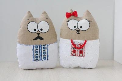 Интерьерная игрушка ручной работы Madana Studio высота 30см "Парочка котов в вышиванках"