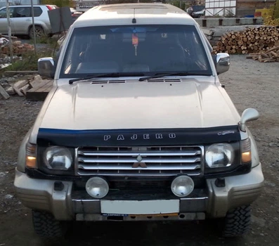 Дефлектор капота Mitsubishi Pajero 1991-1999 с логотипом Vip Tuning