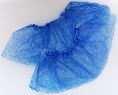Бахили одноразові блакитні поліетиленові 3,5 гр 100 штук 50 пар в упаковці Без бренду