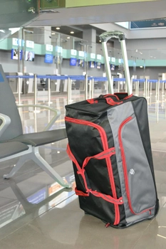 Дорожная сумка на колесах и выдвижной ручкой чёрный+серый+красный 50х30х30 159-20