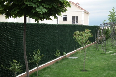 Декоративна зелена огорожа (зелений забор) Сo-Group з основою із сітки рабиця з ПВХ покриттям і вплетеною декоративною хвоєю 1х1м