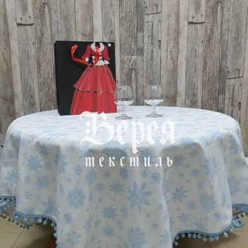 Скатерть Снежинки 135х140 см с бомбонами 1 см, бело-голубая