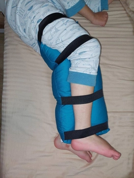 Подушка от скрещивания ног во время сна 27 х 17 х 6 ТМ Лежебока, синяя