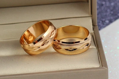 Обручальное кольцо Xuping Jewelry граненый рисунок капелька 8 мм р 16 золотистое