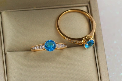 Кольцо Xuping Jewelry с голубым камнем р 18 золотистое