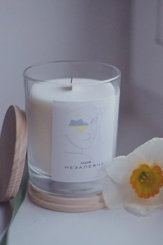 Ароматная свеча Украинская Your Bella Decora „Моя Незалежна“ с деревянным фитилем.