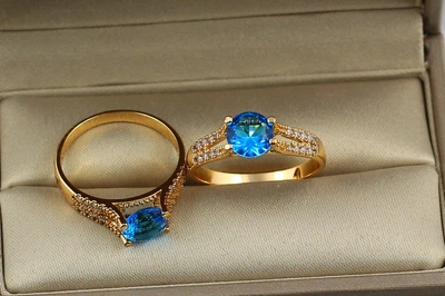 Кольцо Xuping Jewelry с голубым камнем на ножке из двух дорожек с камешками р 17 золотистое