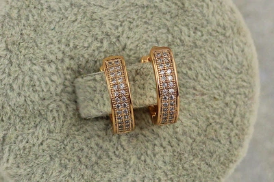 Серьги Xuping Jewelry две дорожки из камней по бокам бортики 1.5 см золотистые