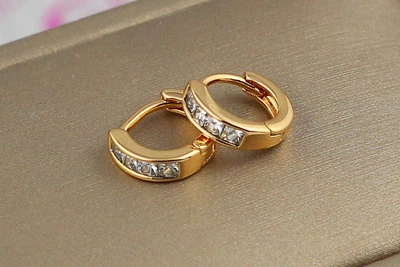 Сережки Xuping Jewelry кільця з доріжкою з квадратного каміння 1 см золотисті