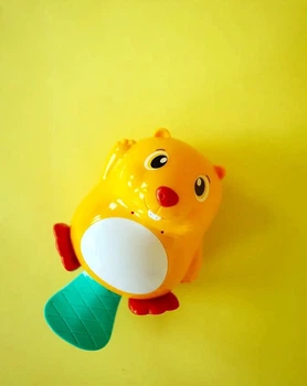 Іграшка плаваюча для ванної Hola Toys Бобер для купання, з бризканням та підсвічуванням