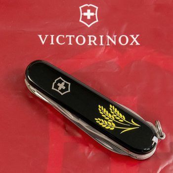 Ніж складаний швейцарський 91 мм/15 функцій Victorinox HUNTSMAN UKRAINE Чорний/Колоски пшениці жовті