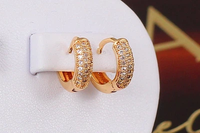 Серьги кольца Хuping Jewelry спереди три дорожки из камешков 1.2 см золотистые